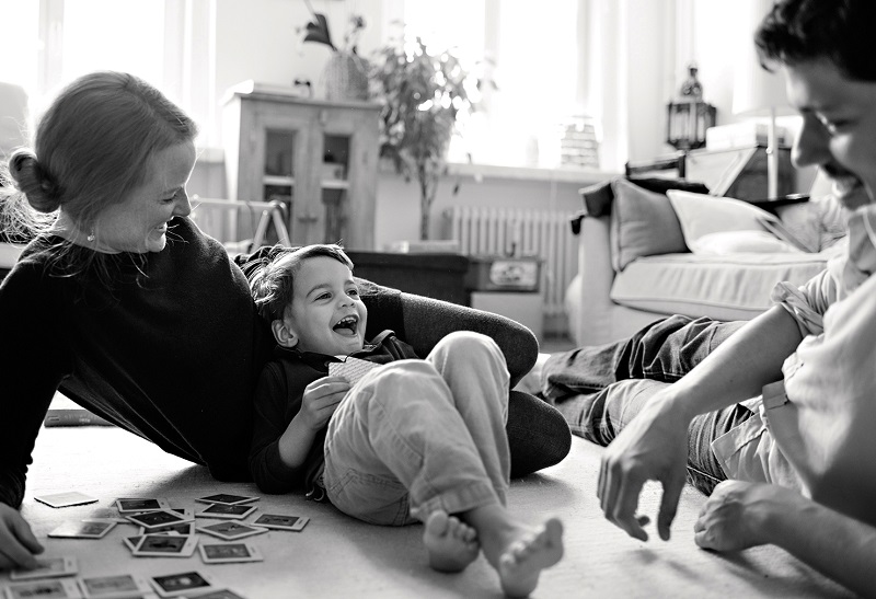 natürliches, spontanes Porträt einer Familie