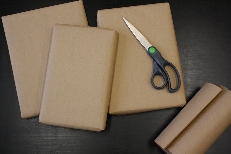Geschenke mit Packpapier einpacken