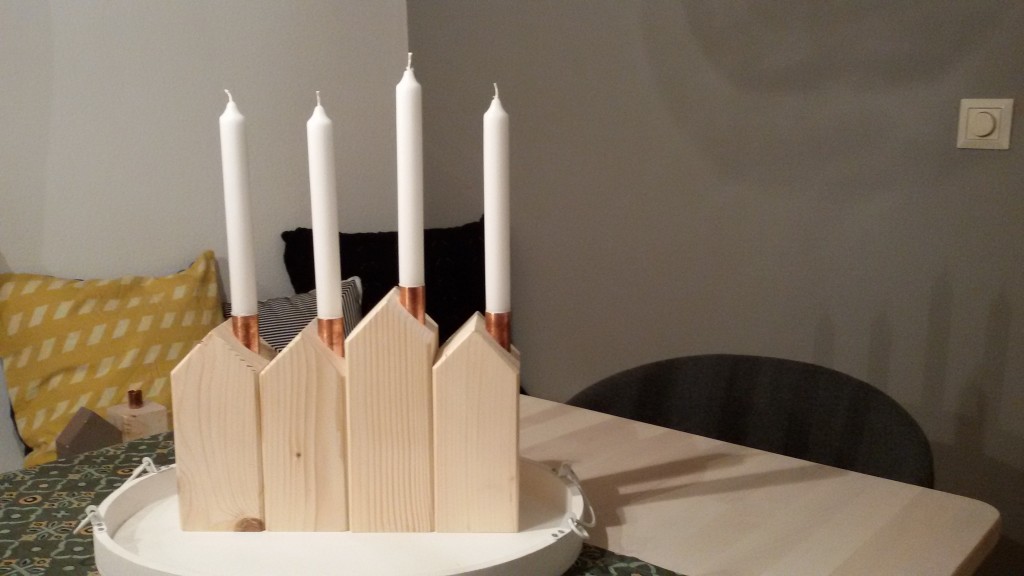 Adventskranz mit Holzhäuschen
