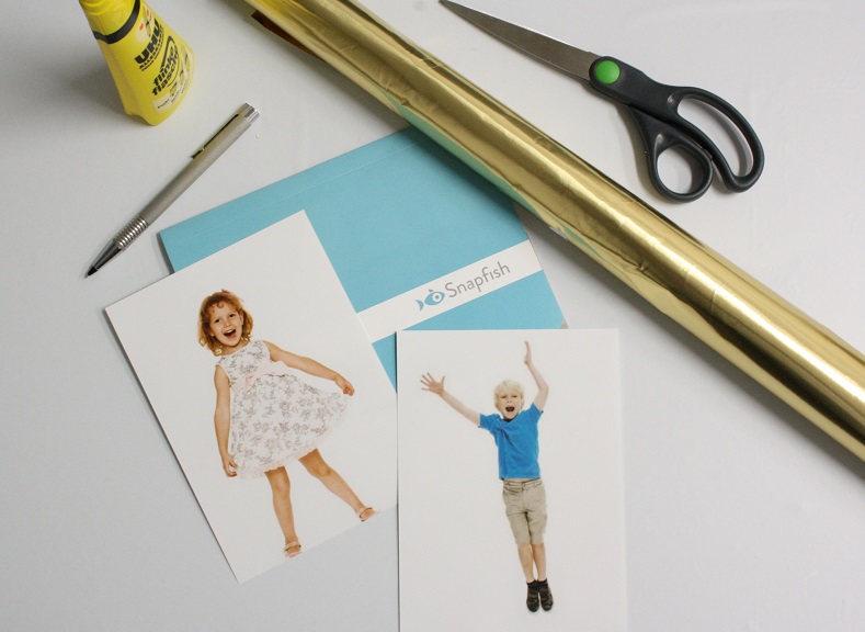 Fotos, Schere und Goldpapier für Basteln von Weihnachtsdeko