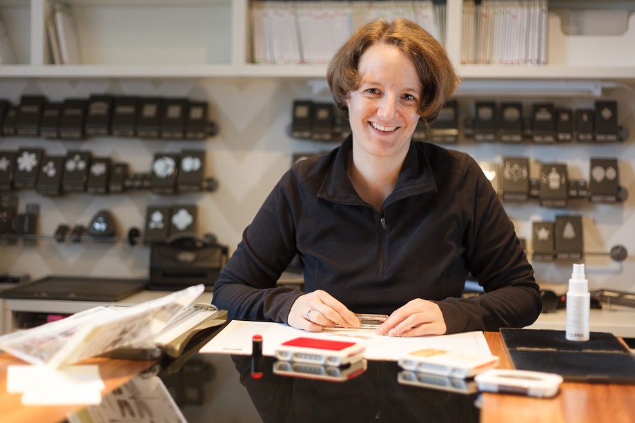 Jana Trautmann am Basteltisch