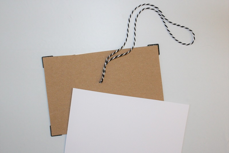 Anhänger-Rückseite mit Pappe und Tonpapier verstärken