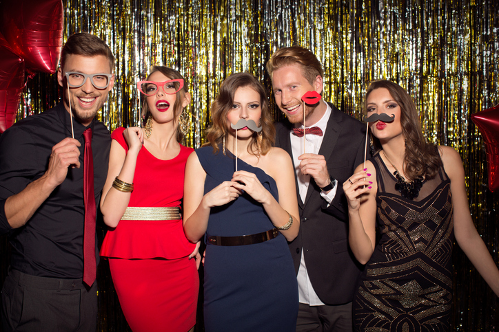 Witziges Partyfoto im Fotoautomat mit Schablonen