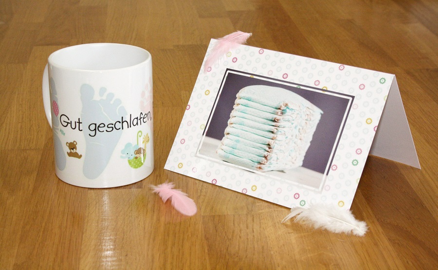 eine bedruckte Tasse und eine Fotokarte von Snapfish