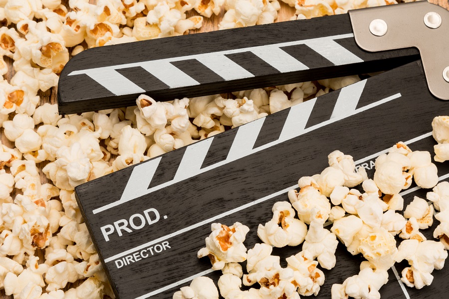 Filmklappe liegt in Popcorn